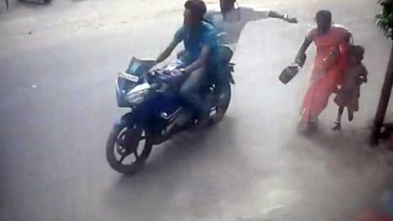 Be Aware of Chain Snatchers & Tips to Prevent Chain Snatching Be Aware of Chain Snatchers & Tips to Prevent Chain Snatching